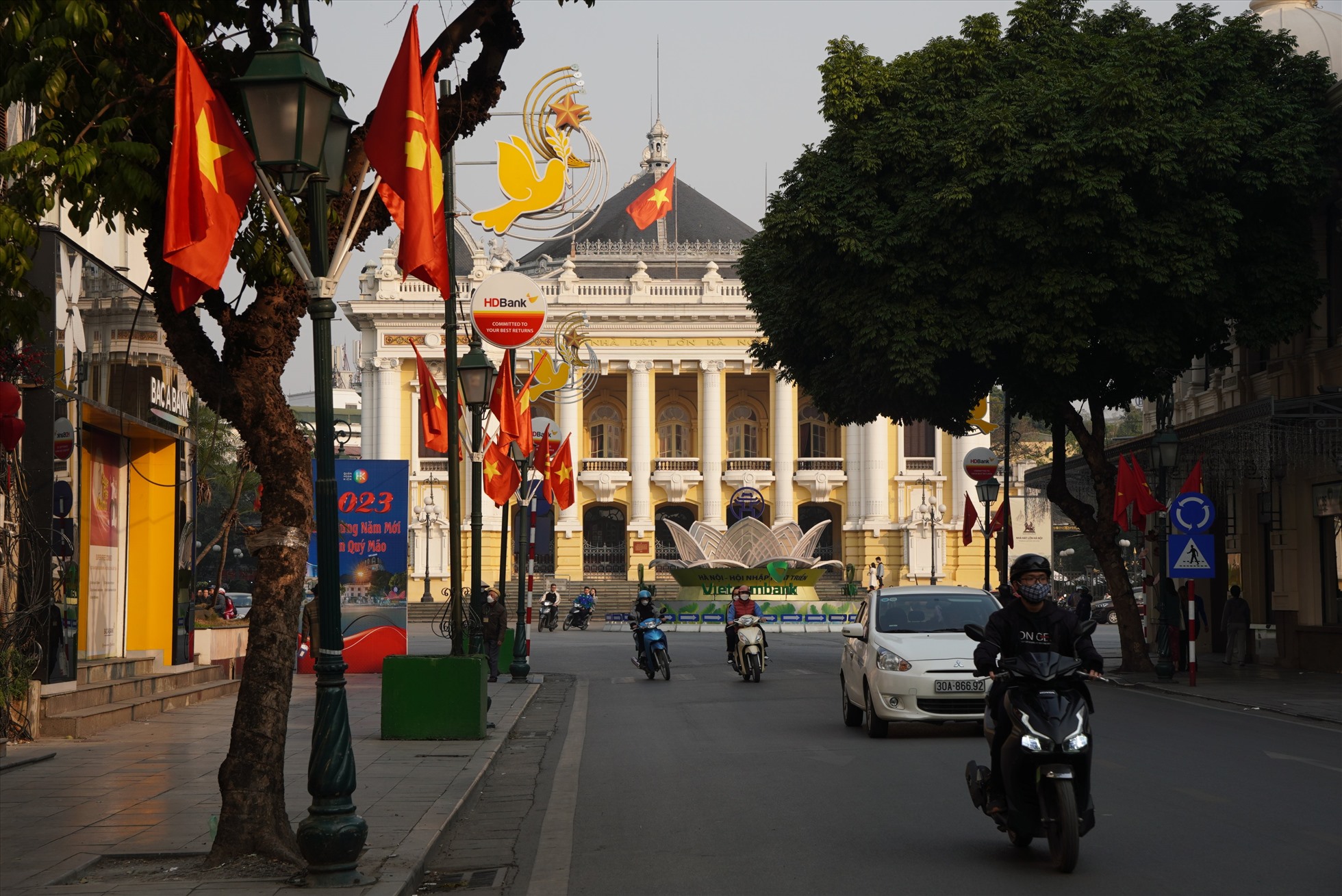 Băng rôn, cờ hoa chào mừng ngày thành lập Đảng được treo khắp các con phố trung tâm Hà Nội.