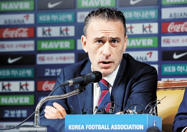 Tuyển Hàn Quốc đang gấp rút kiếm người thay ông Paulo Bento. Ảnh: Yonhap