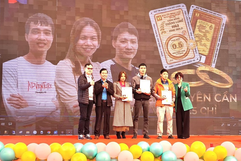 Lãnh đạo Liên đoàn Lao động huyện Cẩm Khê và lãnh đạo Công ty TNHH Yi Da Việt Nam trao thưởng cho công nhân lao động có thành tích xuất sắc. Ảnh: Hoàng Quốc Bảo