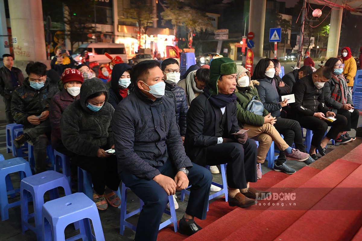Vào khoảng 5h sáng, tại cửa hàng vàng Bảo Tín Minh Châu trên đường Cầu Giấy (Hà Nội) chỉ có khoảng hơn 10 người dân xếp hàng.