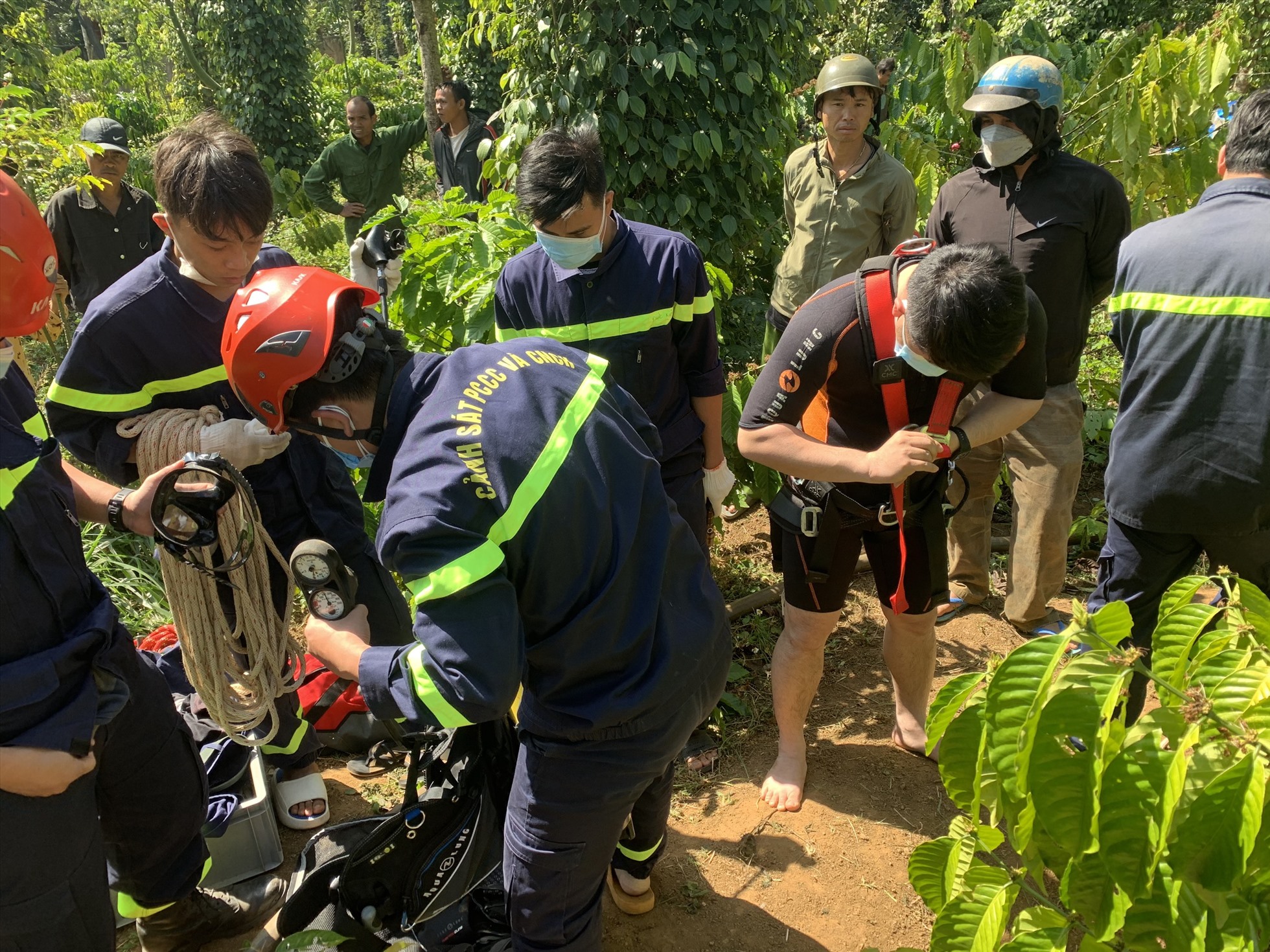 Lực lượng chức năng tỉnh Đắk Lắk cứu hộ một nạn nhân rơi xuống giếng sâu. Ảnh: Công an cung cấp