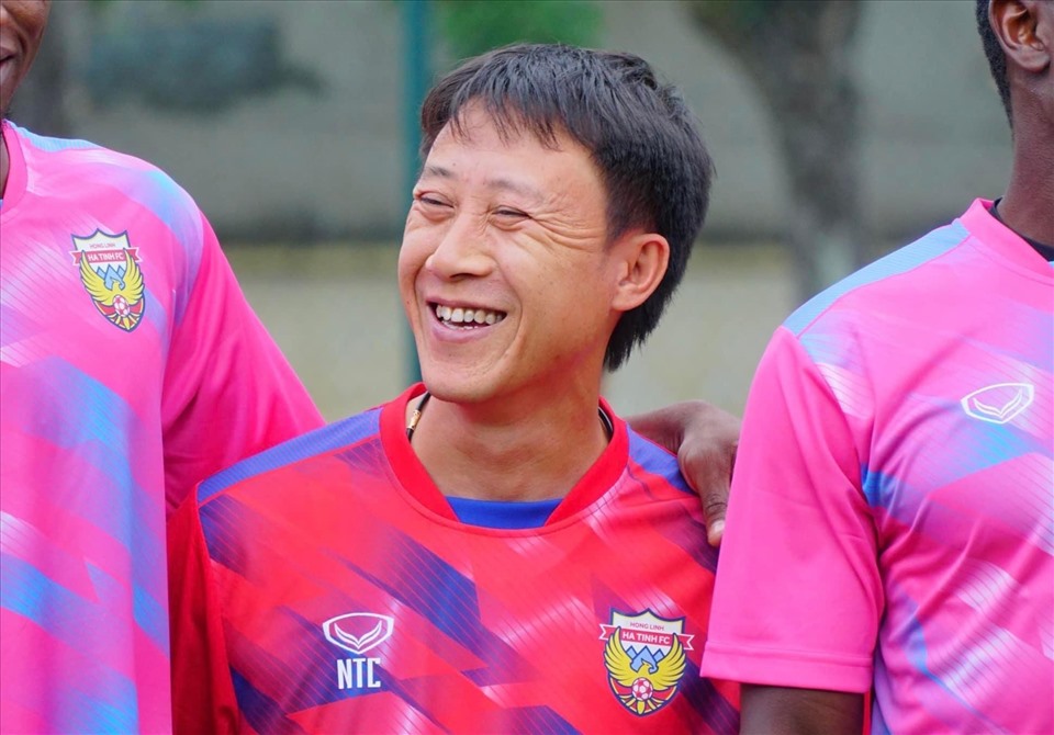Huấn luyện viên Nguyễn Thành Công gánh vác trọng trách giúp đội bóng lột xác tại V.League 2023. Ảnh: HLHT FC