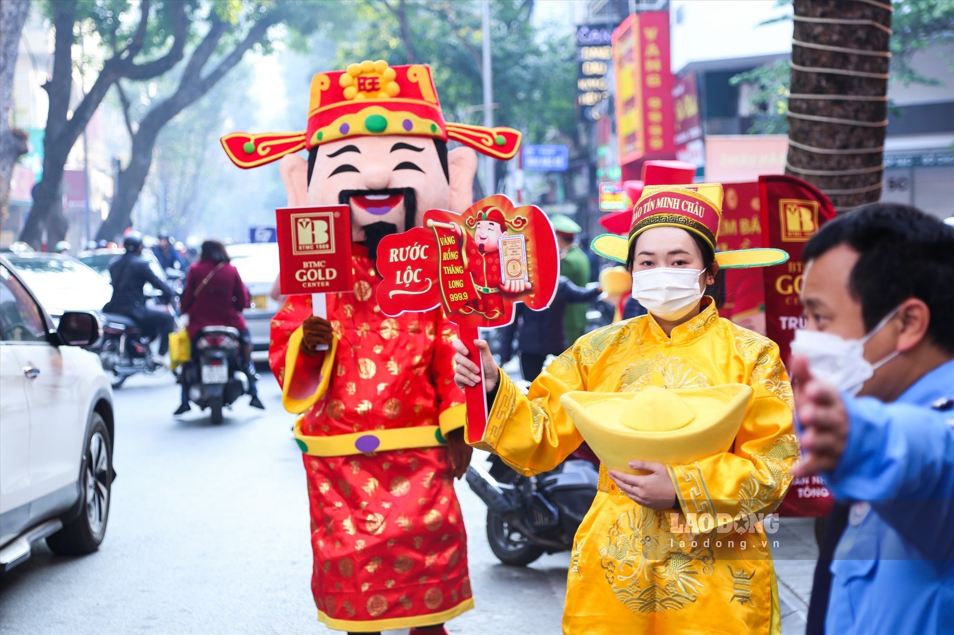 Không hiếm để bắt gặp những trang phục Thần tài chào khách dọc phố Trần Nhân Tông.