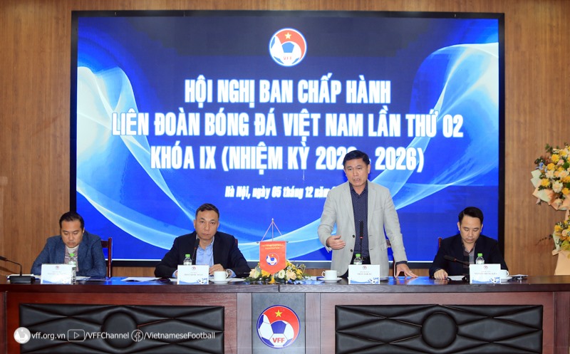Phó Chủ tịch VFF Trần Anh Tú và thường trực Ban chấp hành VFF đang lên kế hoạch tuyển chọn huấn luyện viên cho tuyển Việt Nam. Ảnh: VFF