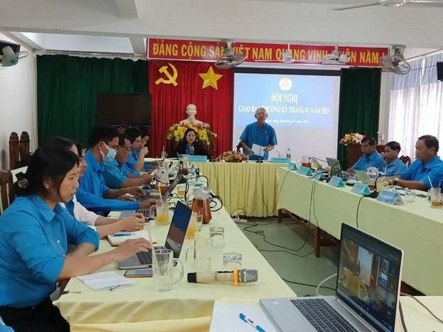 Chủ tịch LĐLĐ tỉnh An Giang Nguyễn Thiện Phú phát biểu chỉ đạo tại cuộc họp. Ảnh: Cẩm Tú