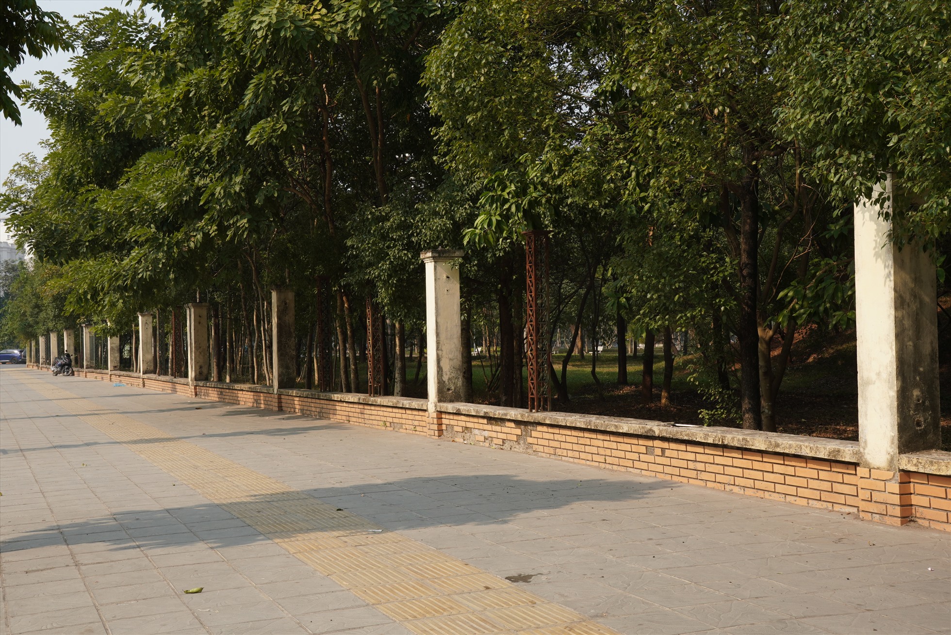 Một phần hàng rào Công viên Cầu Giấy được dỡ bỏ khiến người dân Thủ đô vui mừng. Ảnh: Phạm Đông