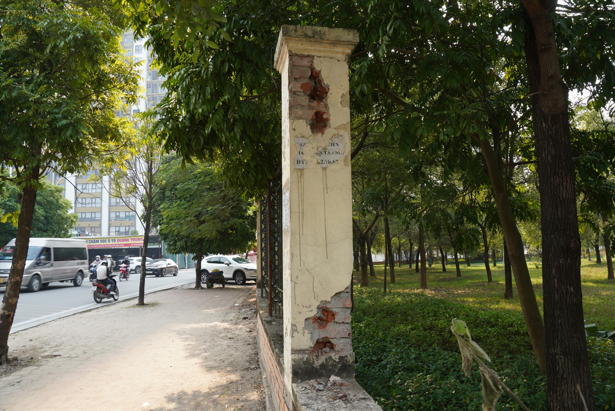 Phần trụ sắt trên các cột bê-tông sau khi hàng rào công viên được dỡ bỏ.