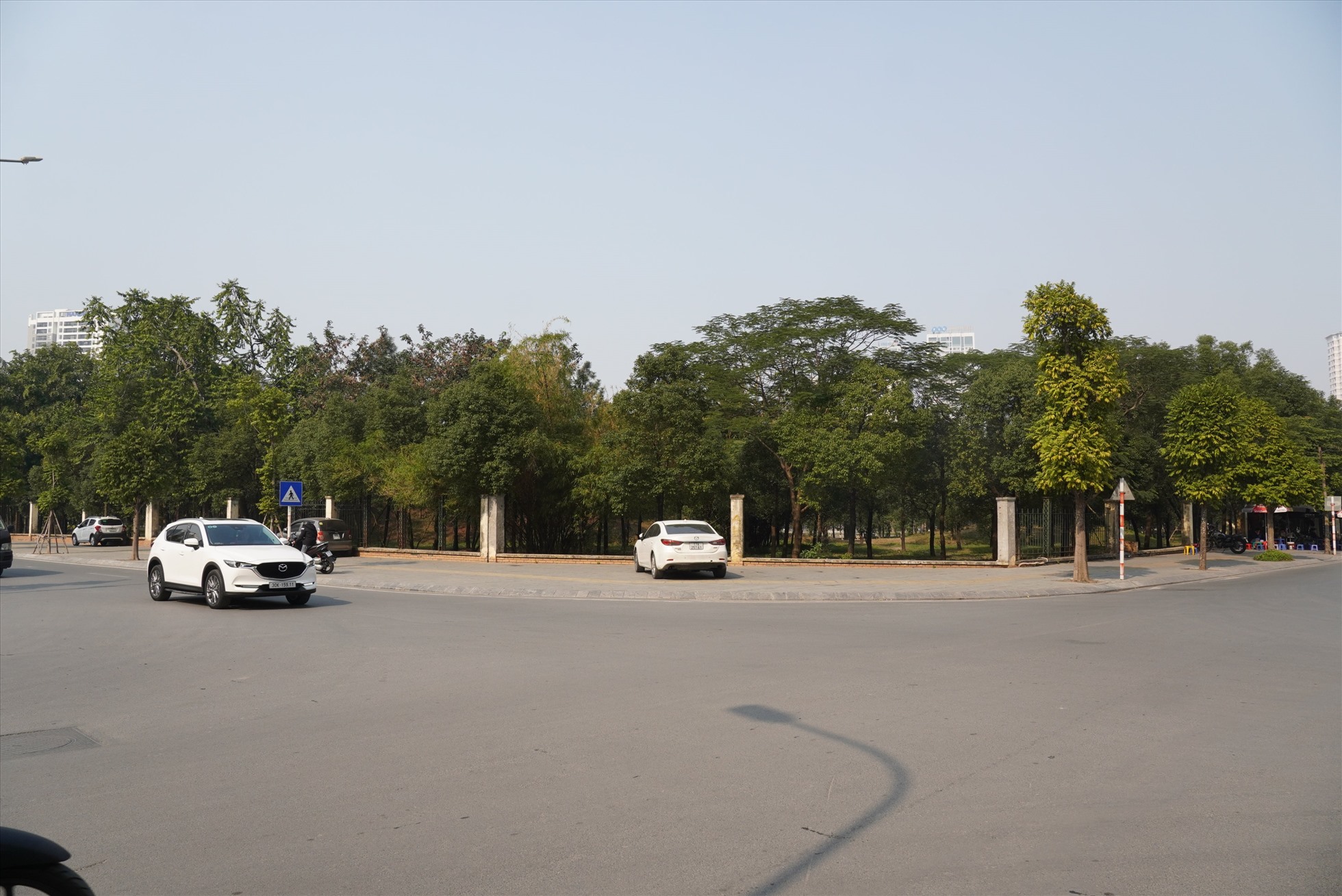 Công viên Cầu Giấy tọa lạc tại đường Thành Thái, rộng 6.540 m2. Ảnh: Phạm Đông