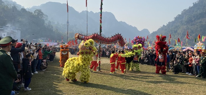 Đội múa lân khiến không khí lễ hội thêm sôi động, đặc sắc.