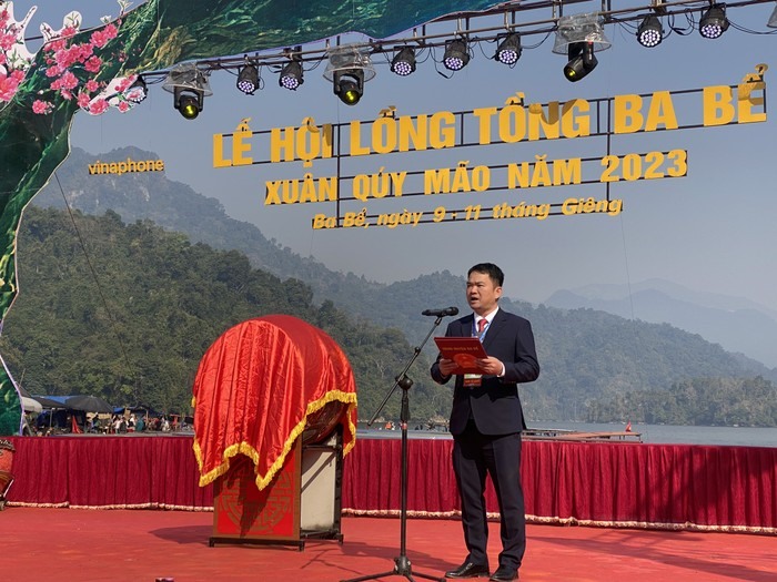 Ông Lưu Quốc Trung - Chủ tịch UBND huyện Ba Bể đọc diễn văn khai mạc Lễ hội.