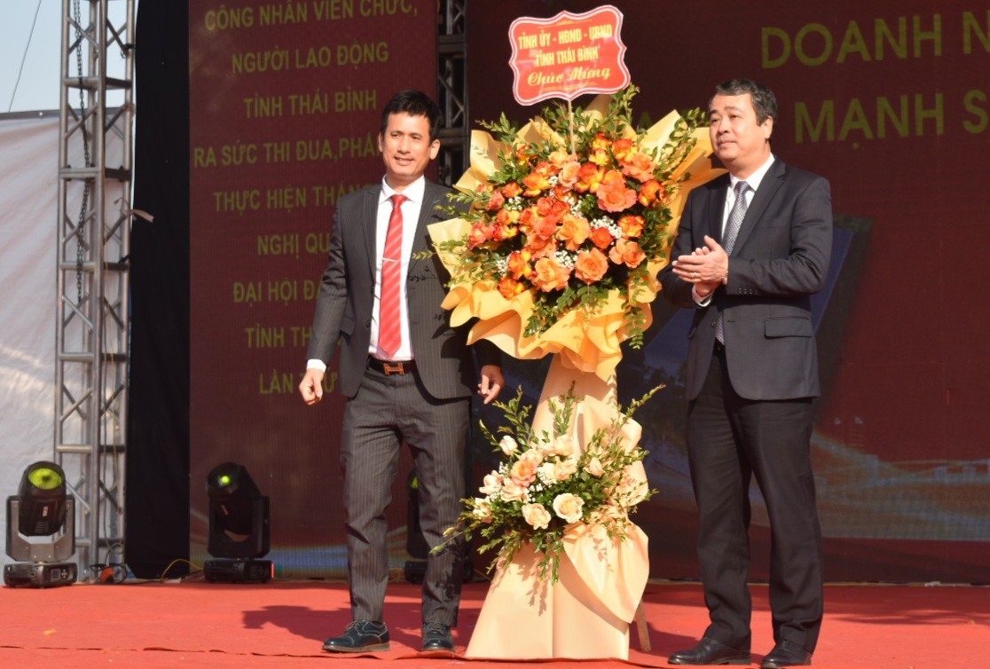 Ông Ngô Đông Hải - Ủy viên BCH Trung ương Đảng, Bí thư Tỉnh ủy Thái Bình tặng hoa chúc mừng Công ty Logitex. Ảnh: Trung Du