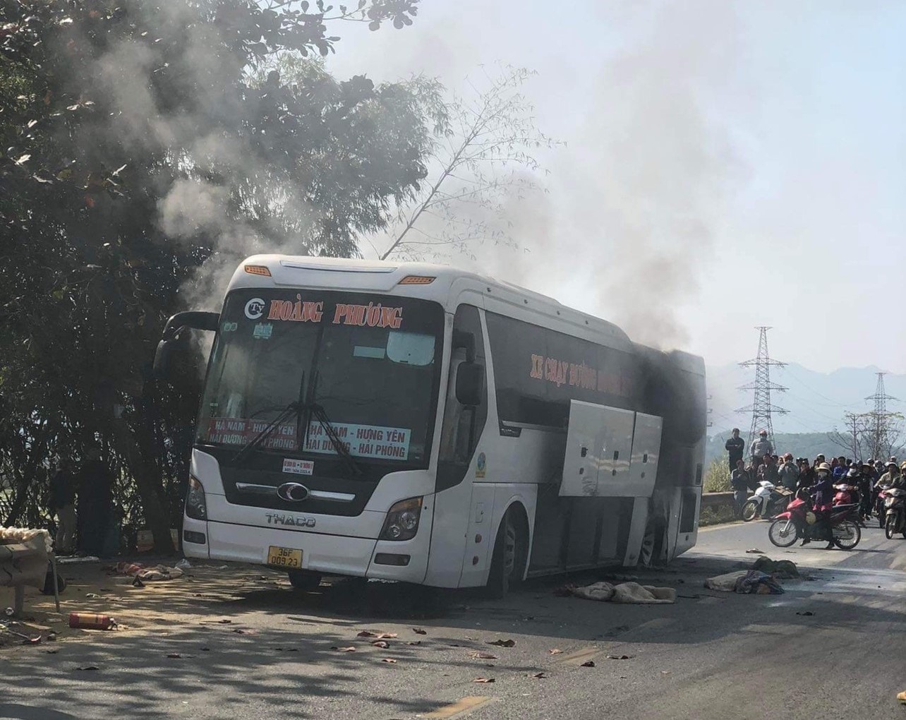 Xe khách bốc cháy dữ dội trên tuyến đường Hồ Chí Minh