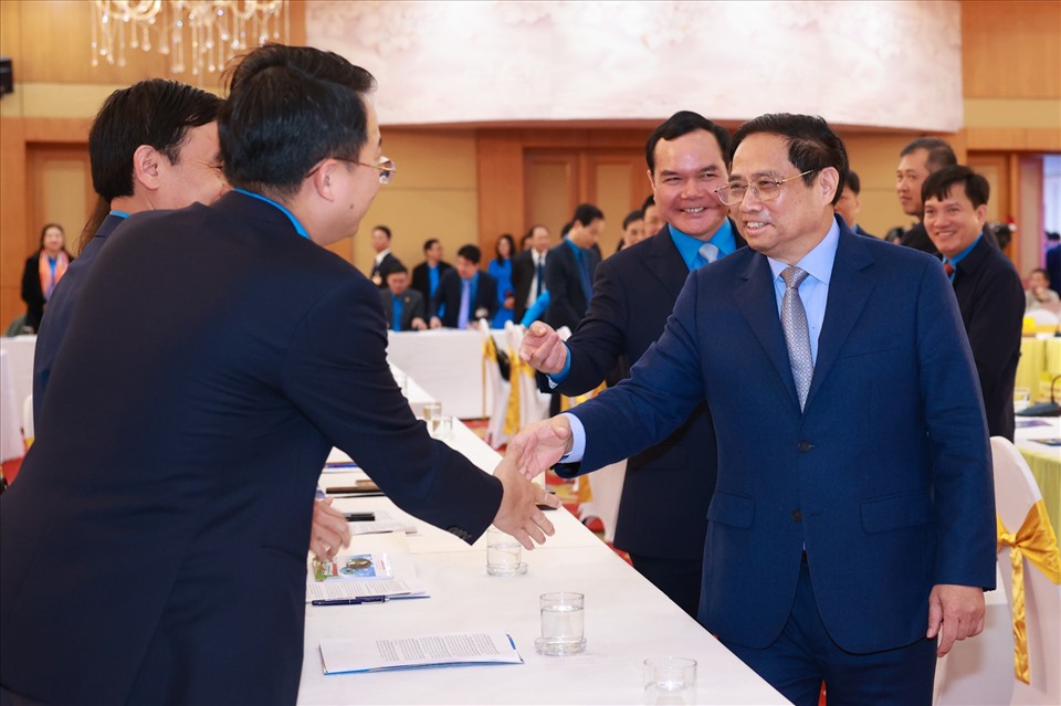 Thủ tướng Chính phủ Phạm Minh Chính thăm hỏi các đại biểu dự hội nghị. Ảnh: Hải Nguyễn
