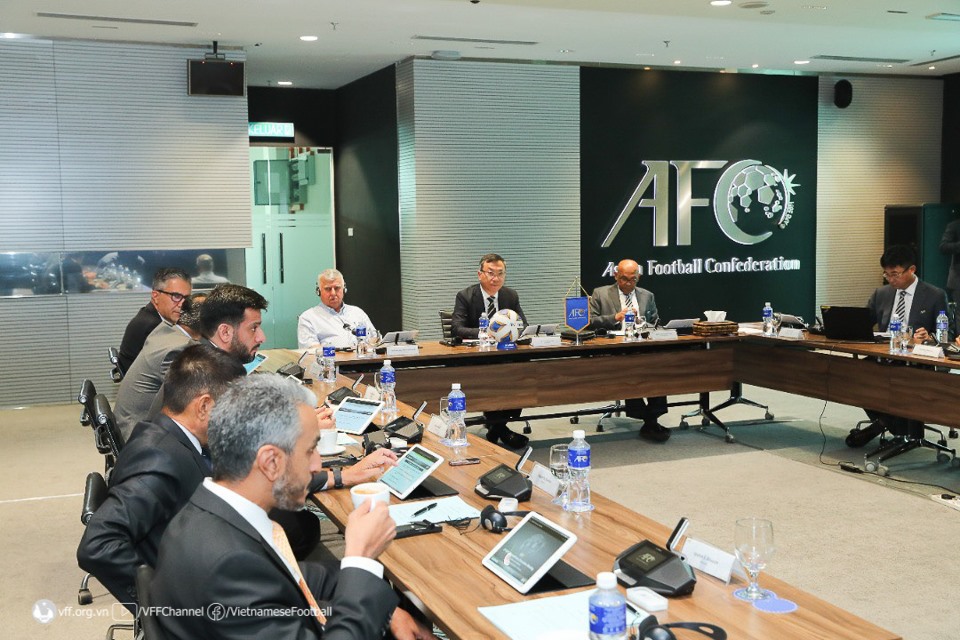 Ông Trần Quốc Tuấn (giữa) được AFF giới thiệu tham gia Ban chấp hành AFC nhiệm kỳ 2023- 2027. Ảnh: VFF
