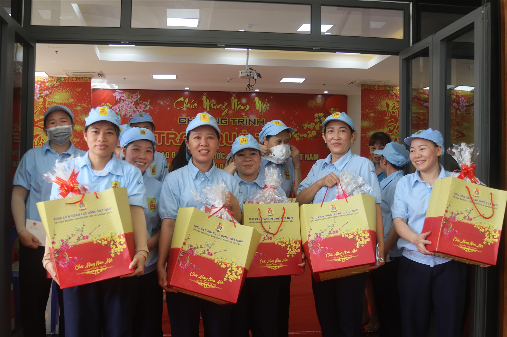 Đây cũng là năm đầu tiên nhiều CNLĐ khó khăn ở Cụm công nghiệp Diên Phú nhận quà Tết của Phó Thủ tướng Chính phủ. Ảnh: Phương Linh