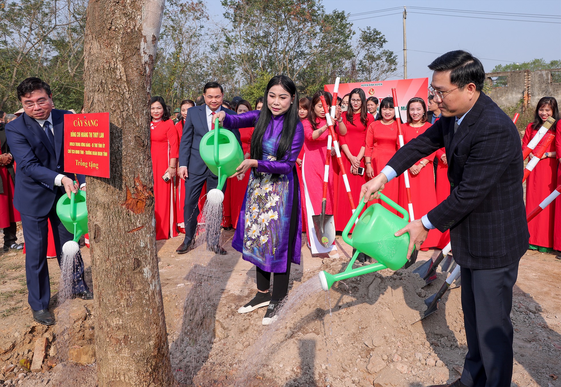 Lãnh đạo tỉnh Vĩnh Phúc và các đại biểu trồng cây trong ngày khởi công công trình Làng văn hóa kiểu mẫu tại tổ dân phố Tam Quang. Ảnh: Khánh Linh
