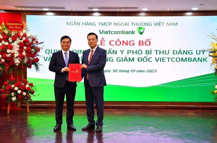 Ông Phạm Quang Dũng - Chủ tịch HĐQT Vietcombank (bên phải) trao quyết định bổ nhiệm Tổng giám đốc Vietcombank cho ông Nguyễn Thanh Tùng. Ảnh VCB