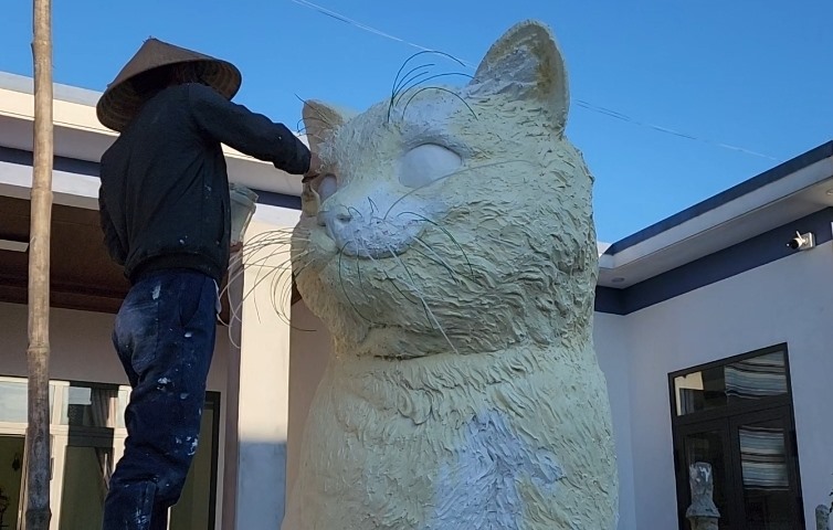 Anh Đinh Văn Tâm tạo hình linh vật mèo. Ảnh: NVCC.