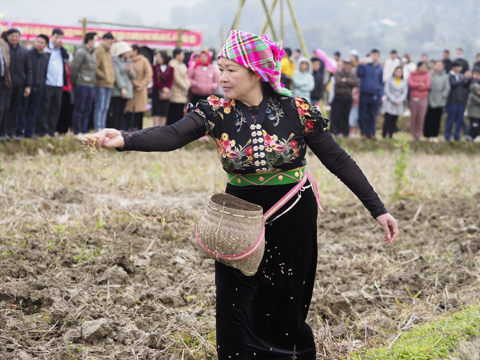 Người phụ nữ dân tộc Thái thực hiện nghi thức gieo hạt cầu mùa màng tốt tươi, gia súc phát triển, con người khỏe mạnh, bản làng yên vui, mọi người, mọi nhà ấm no, hạnh phúc…
