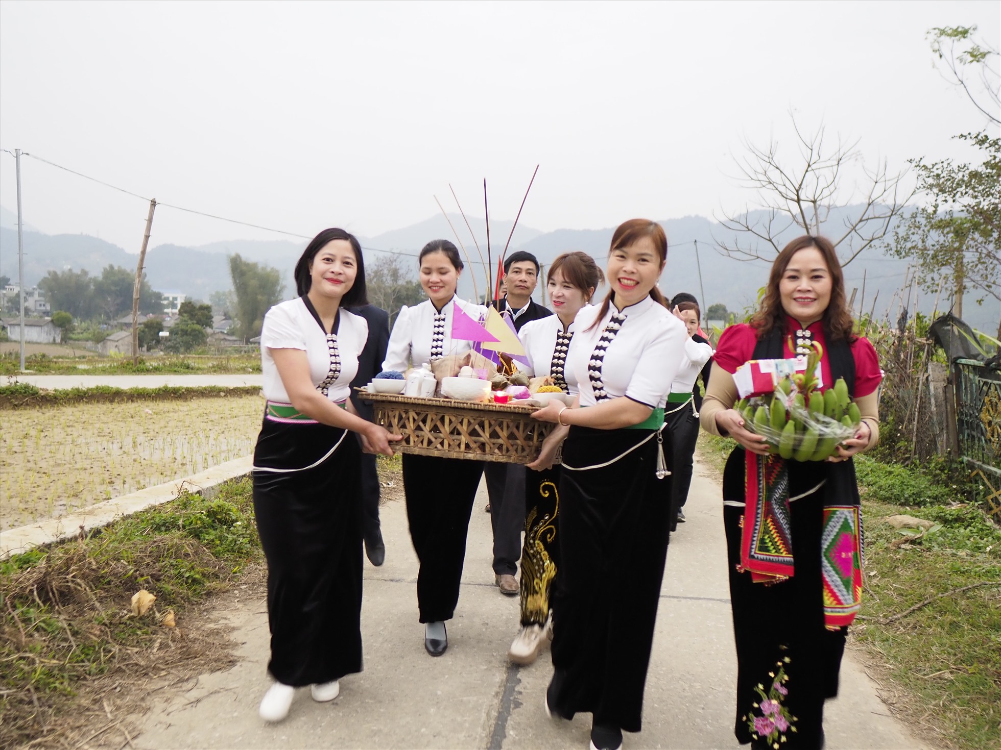 Lễ hội Lùng Tùng của người Thái ở xã Mường Cang, huyện Than Uyên, tỉnh Lai Châu là hoạt động tín ngưỡng mang tính chất nghi lễ nông nghiệp cổ xưa, mở đầu một mùa sản xuất mới và được tổ chức vào dịp đầu xuân.
