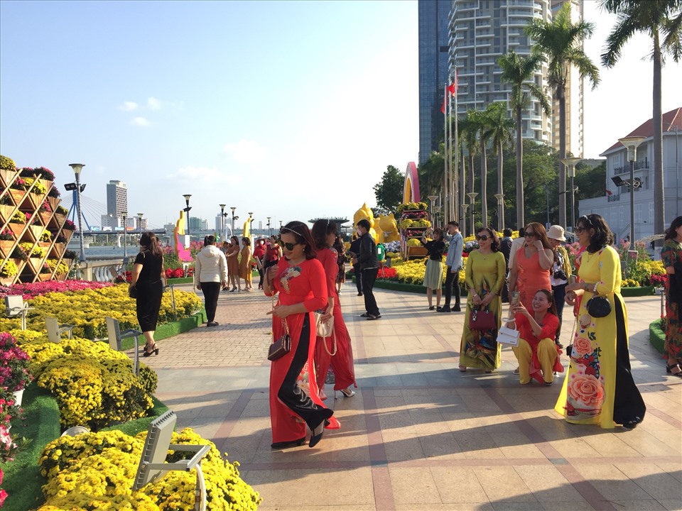 TP Đà Nẵng quyết định giữ lại đường hoa thêm 10 ngày nữa (kể từ ngày 1.2) để người dân và du khách có thêm thời gian đến thưởng lãm, chụp ảnh tại đường hoa Tết Đà Nẵng.