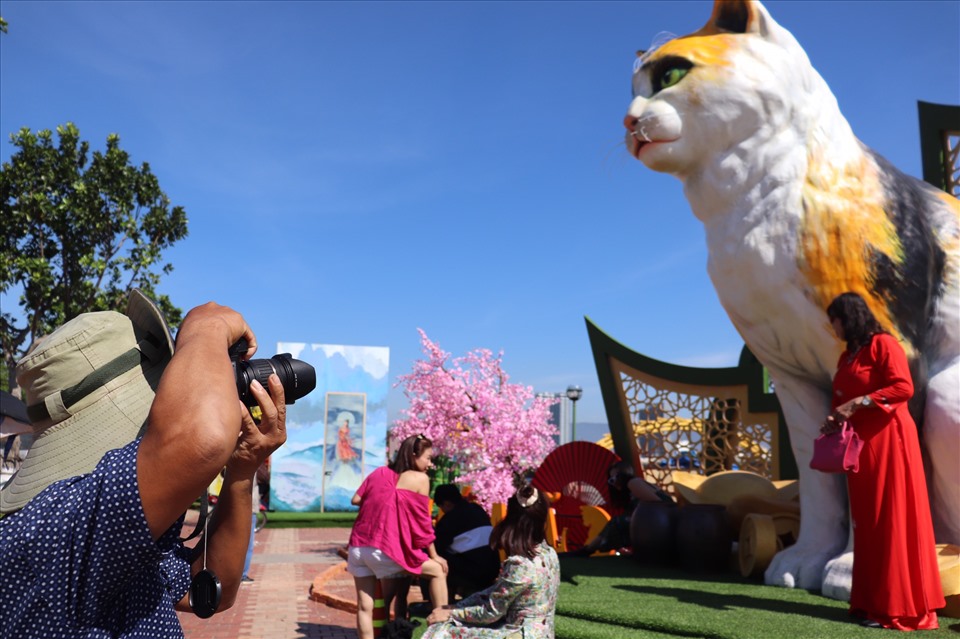 Đông đảo du khách chụp hình với linh vật mèo của TP Đà Nẵng.