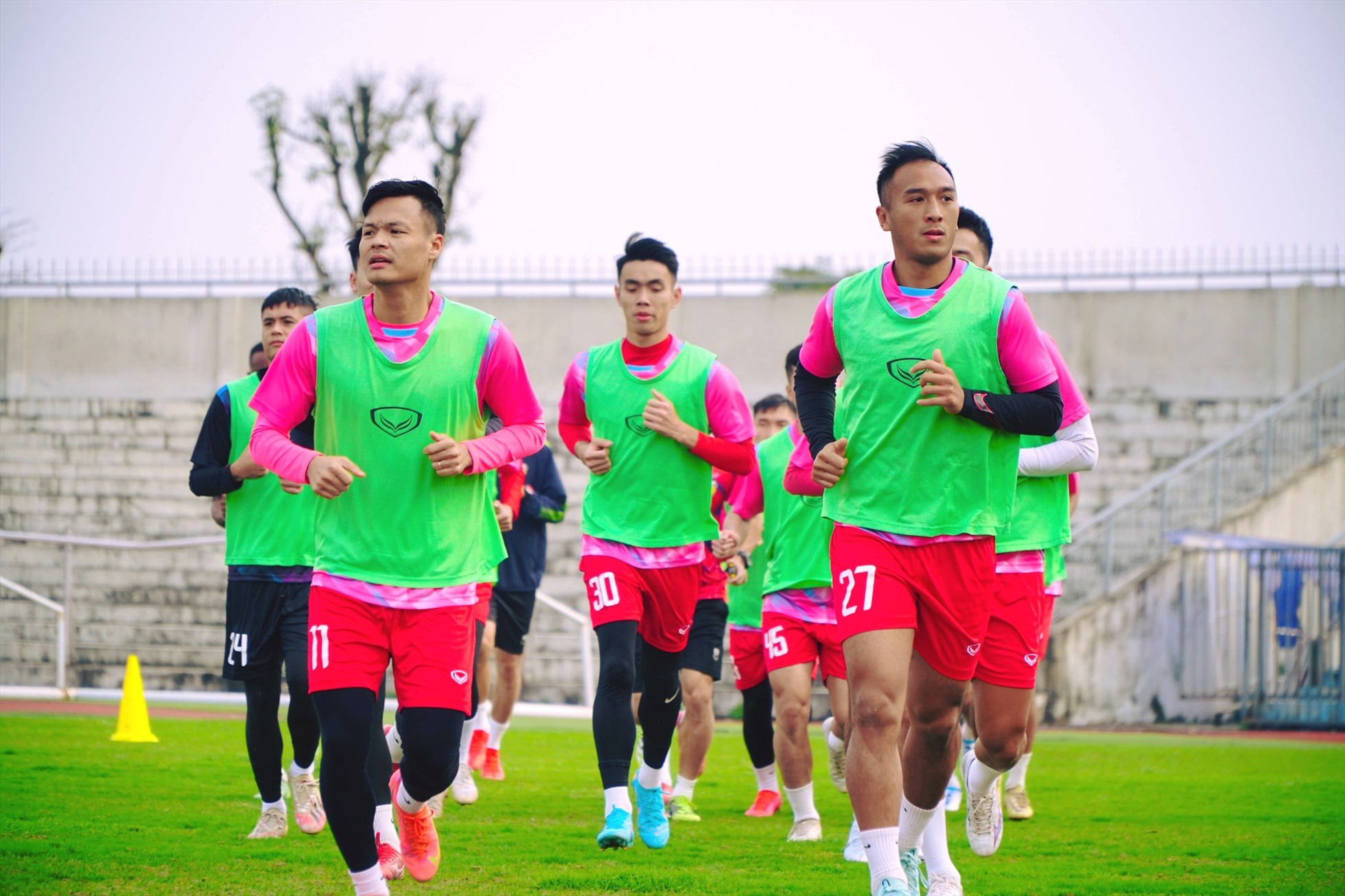 Câu lạc bộ Hồng Lĩnh Hà Tĩnh luôn trong trang thái tập trung cao độ và sẵn sàng ra sân. Ảnh: HLHT FC