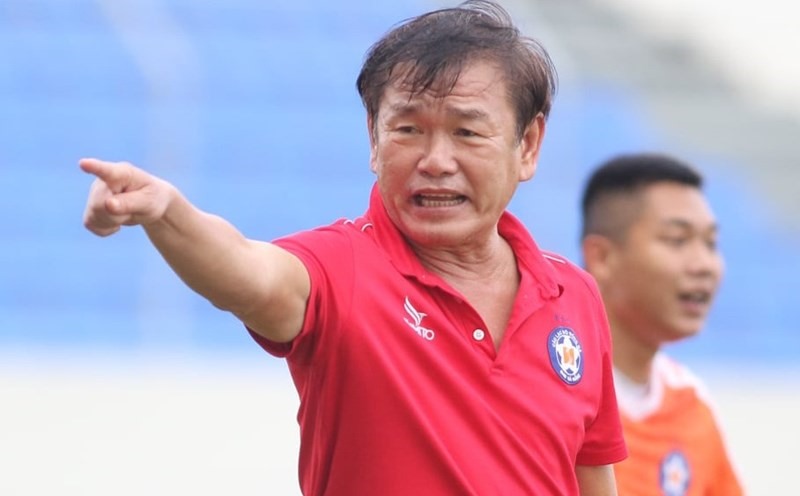 Huấn luyện viên Phan Thanh Hùng cùng các học trò hướng đến mùa giải V.League 2023 khởi sắc hơn. Ảnh: ĐNFC