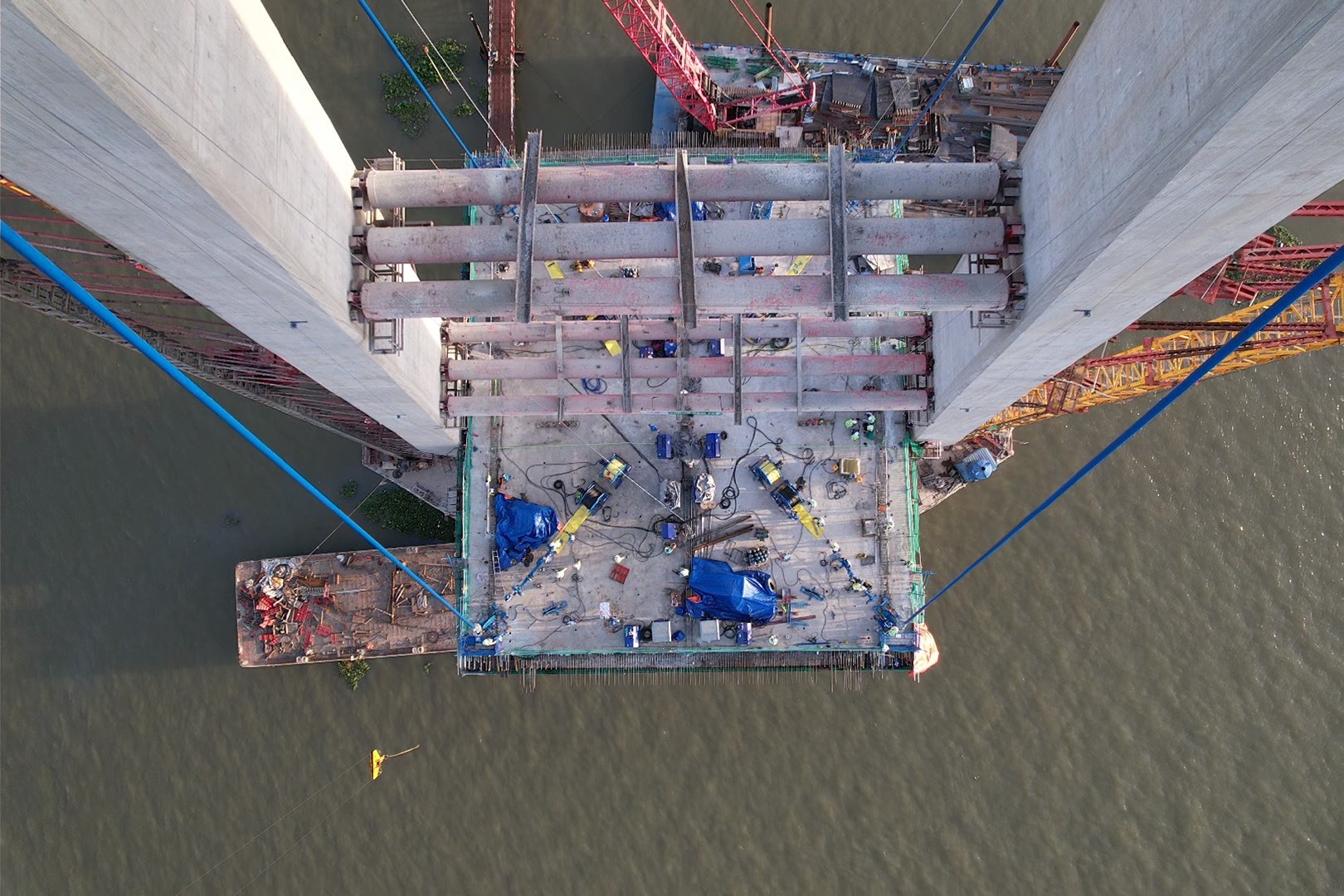Ghi nhận của Báo Lao Động, chiều ngày 31.1 trên công trình Cầu Mỹ Thuận 2, không khí lao động của những kỹ sư, công nhân đang rất khẩn trương, gấp rút làm việc để phấn đấu hoàn thành đưa dự án vào sử dụng sớm nhất.