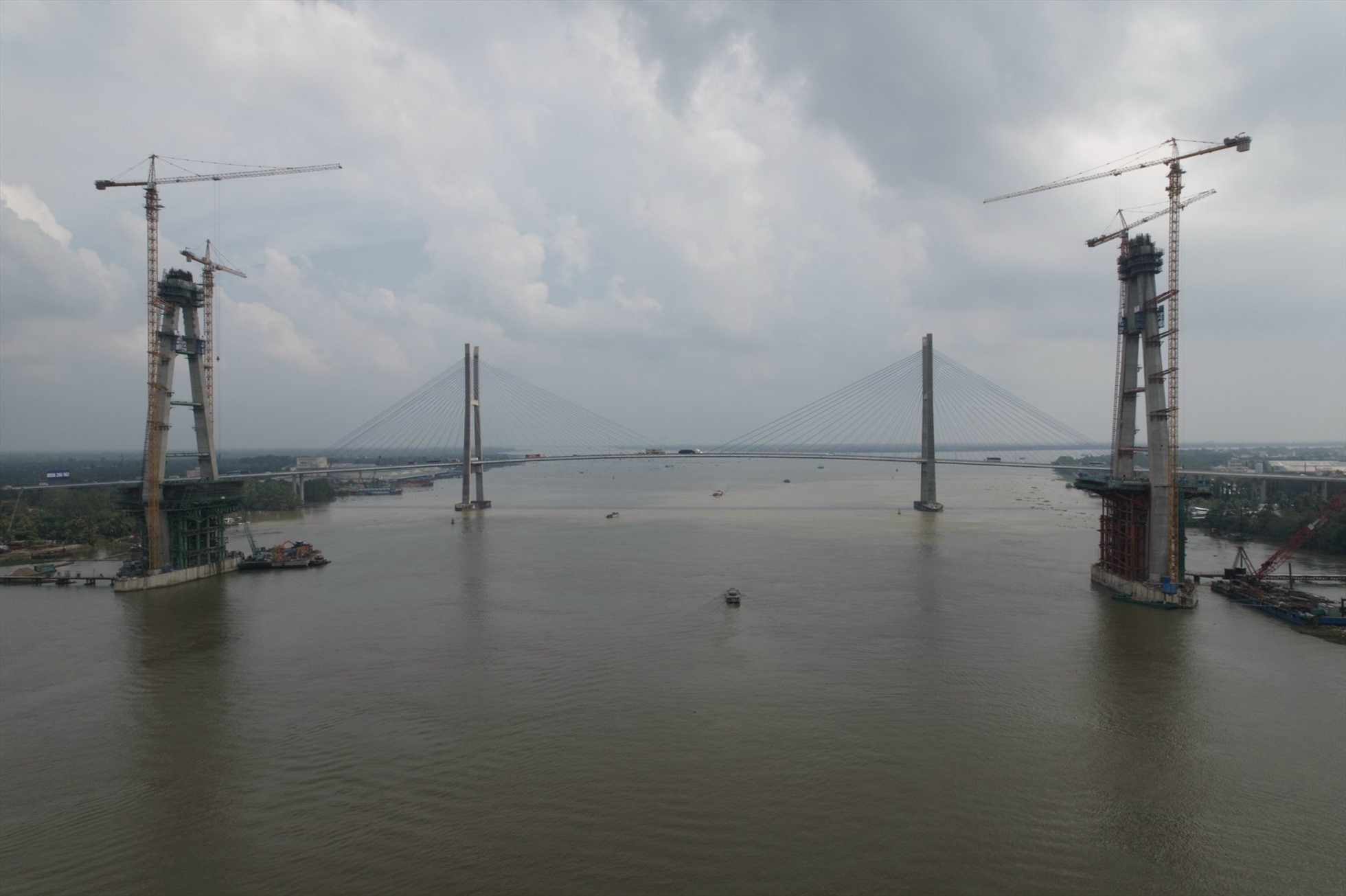Ghi nhận của Báo Lao Động, chiều ngày 31.1 trên công trình Cầu Mỹ Thuận 2, không khí lao động của những kỹ sư, công nhân đang rất khẩn trương, gấp rút làm việc để phấn đấu hoàn thành đưa dự án vào sử dụng sớm nhất.
