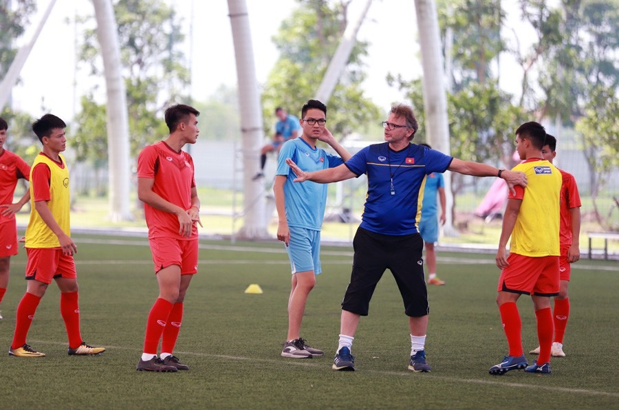 Huấn luyện viên người Pháp làm việc với bóng đá trẻ Việt Nam nhiều hơn. Ảnh: VFF