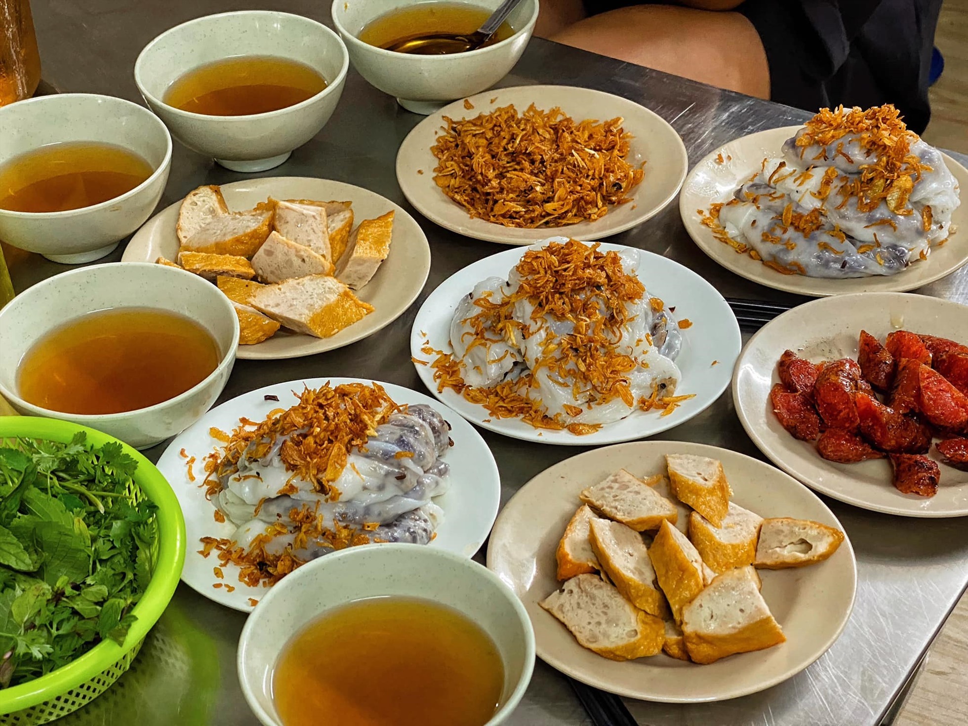 Bánh cuốn đậm chất truyền thống Việt Nam dễ dàng thu hút sự quan tâm, yêu thích của du khách quốc tế. Ảnh: Ngoc Anh Hoang
