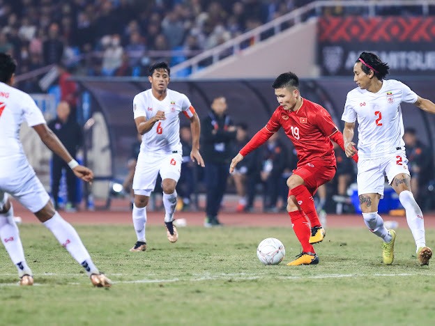 Quang Hải biết cách tạo đột biến trong những phút thi đấu ít ỏi tại vòng bảng AFF Cup. Ảnh: Minh Dân