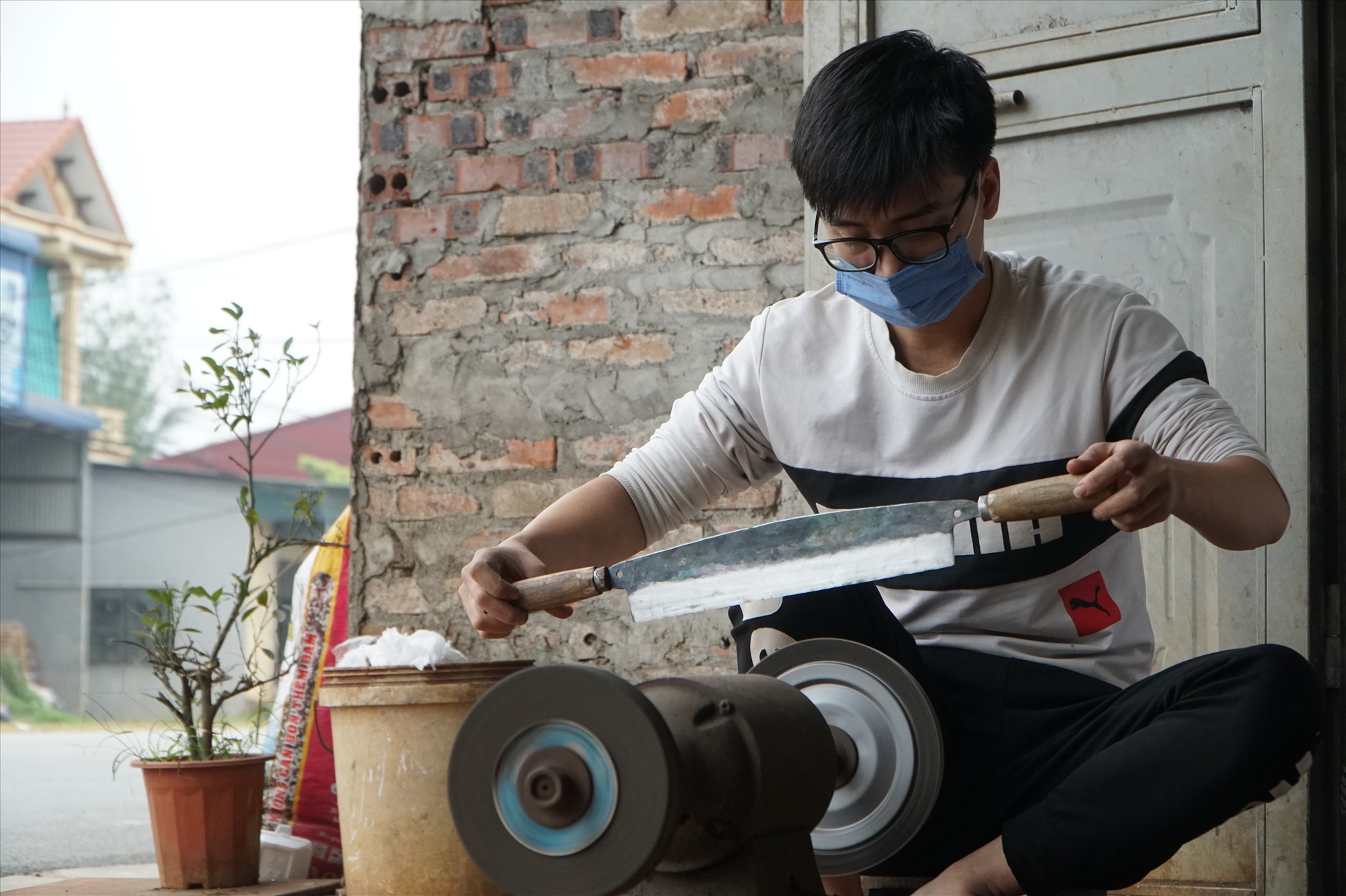 Theo nhiều người dân ở xã Tiến Lộc, công việc làm rèn ngoài cần sức khỏe, thì người thợ cũng phải tỉ mỉ, khéo léo mới cho ra những sản phẩm (là dao kéo, cuốc xẻng...) đạt chất lượng nhất. Ảnh: Quách Du