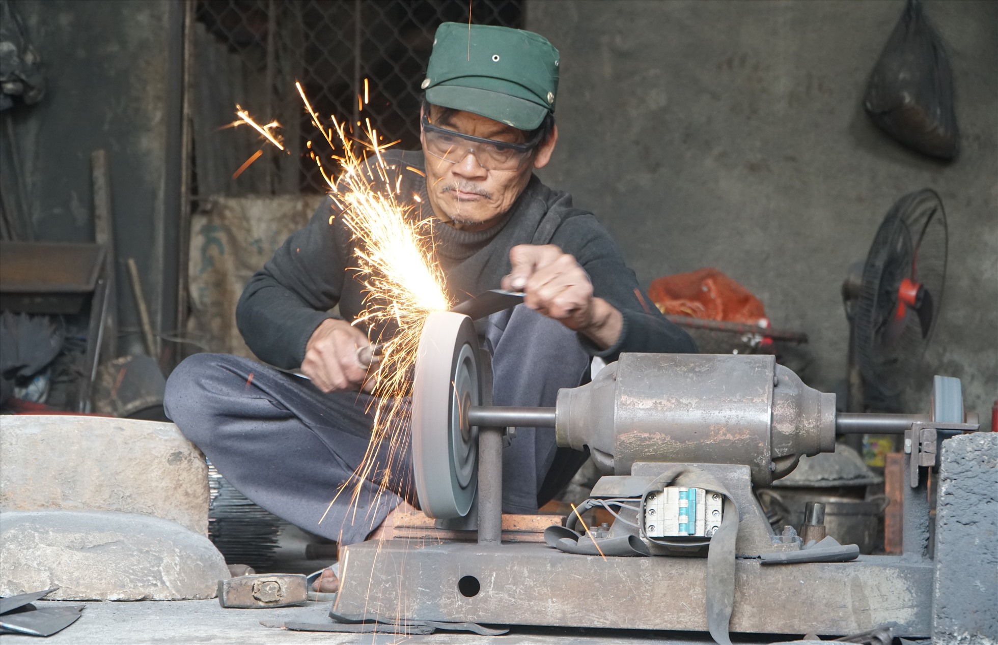 Rộn ràng tiếng đe búa ở làng rèn ngày cuối năm