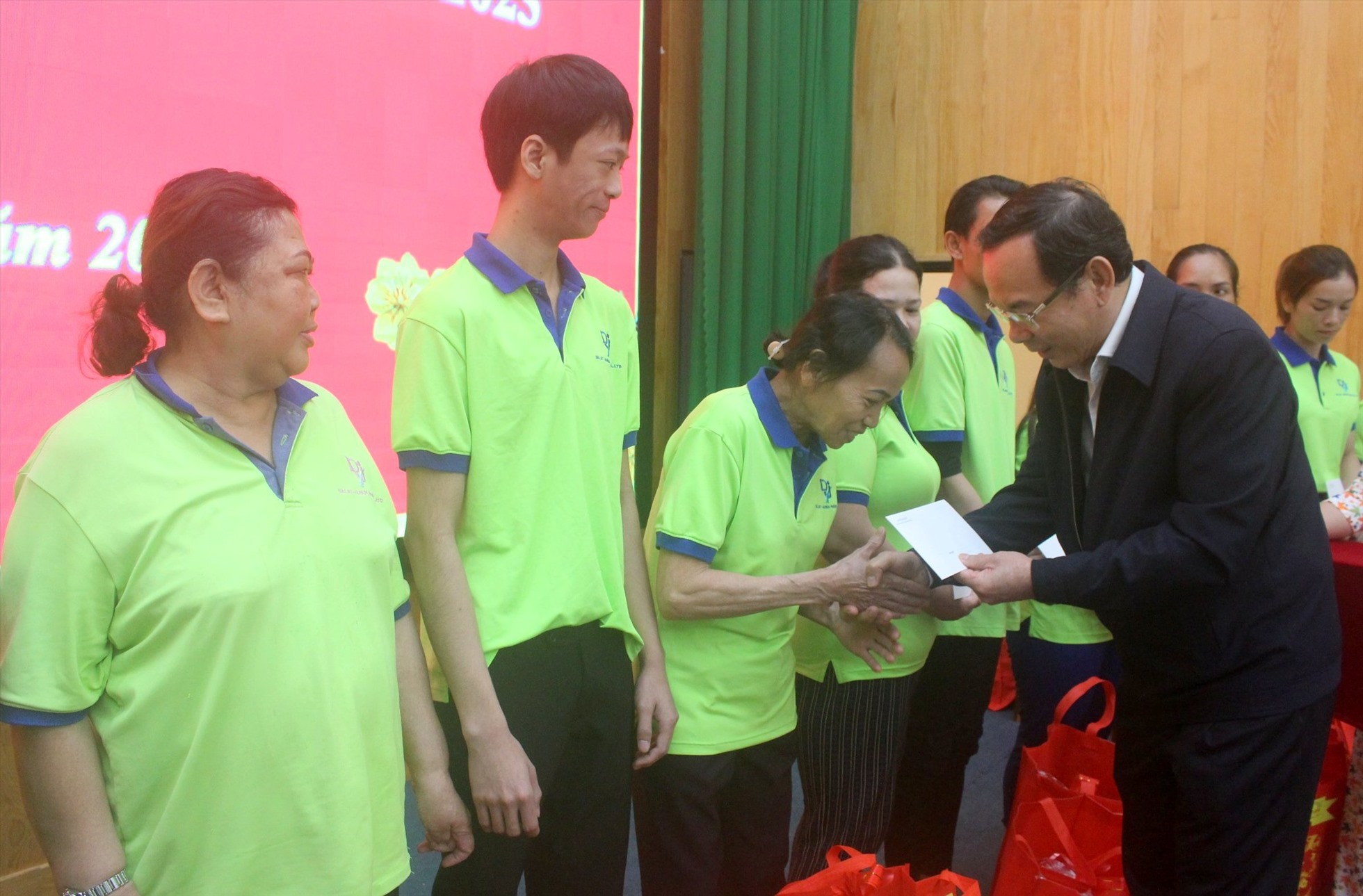 Ông Nguyễn Văn Nên, Ủy viên Bộ Chính trị, Bí thư Thành ủy TP Hồ Chí Minh trao quà cho người lao động có hoàn cảnh khó khăn. Ảnh: N.Ninh