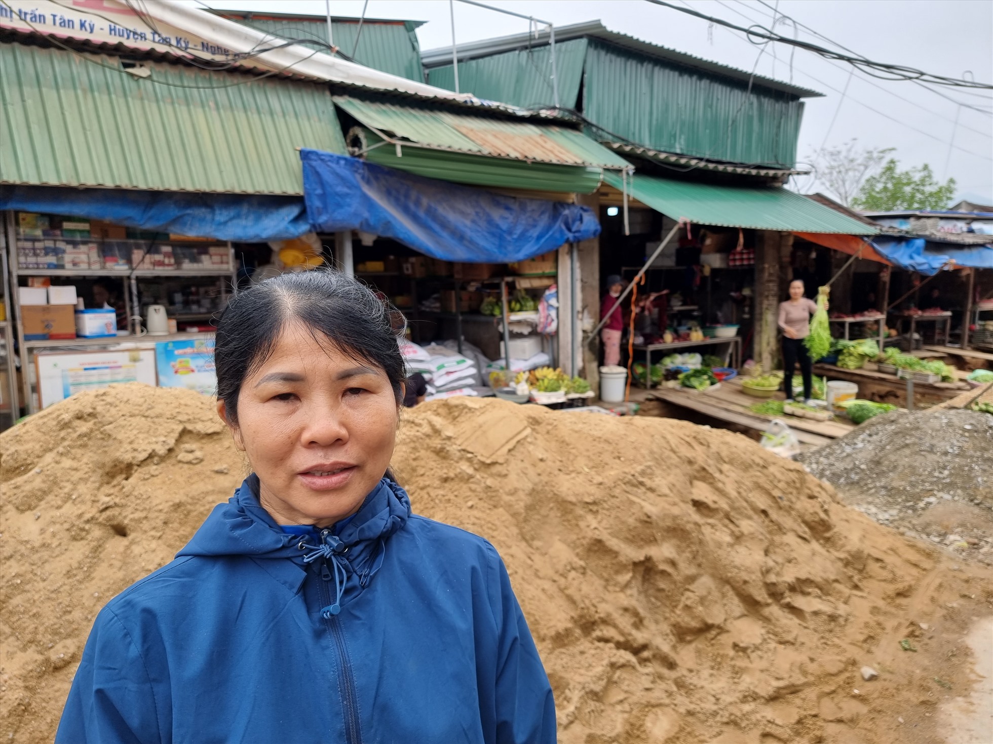 Bà Nguyễn Thị Nhiên (47 tuổi), tiểu thương kinh doanh tại đường Nguyễn Xuân Ôn bức xúc vì việc kinh doanh bị địa phương gây khó dễ. Ảnh: Quang Đại