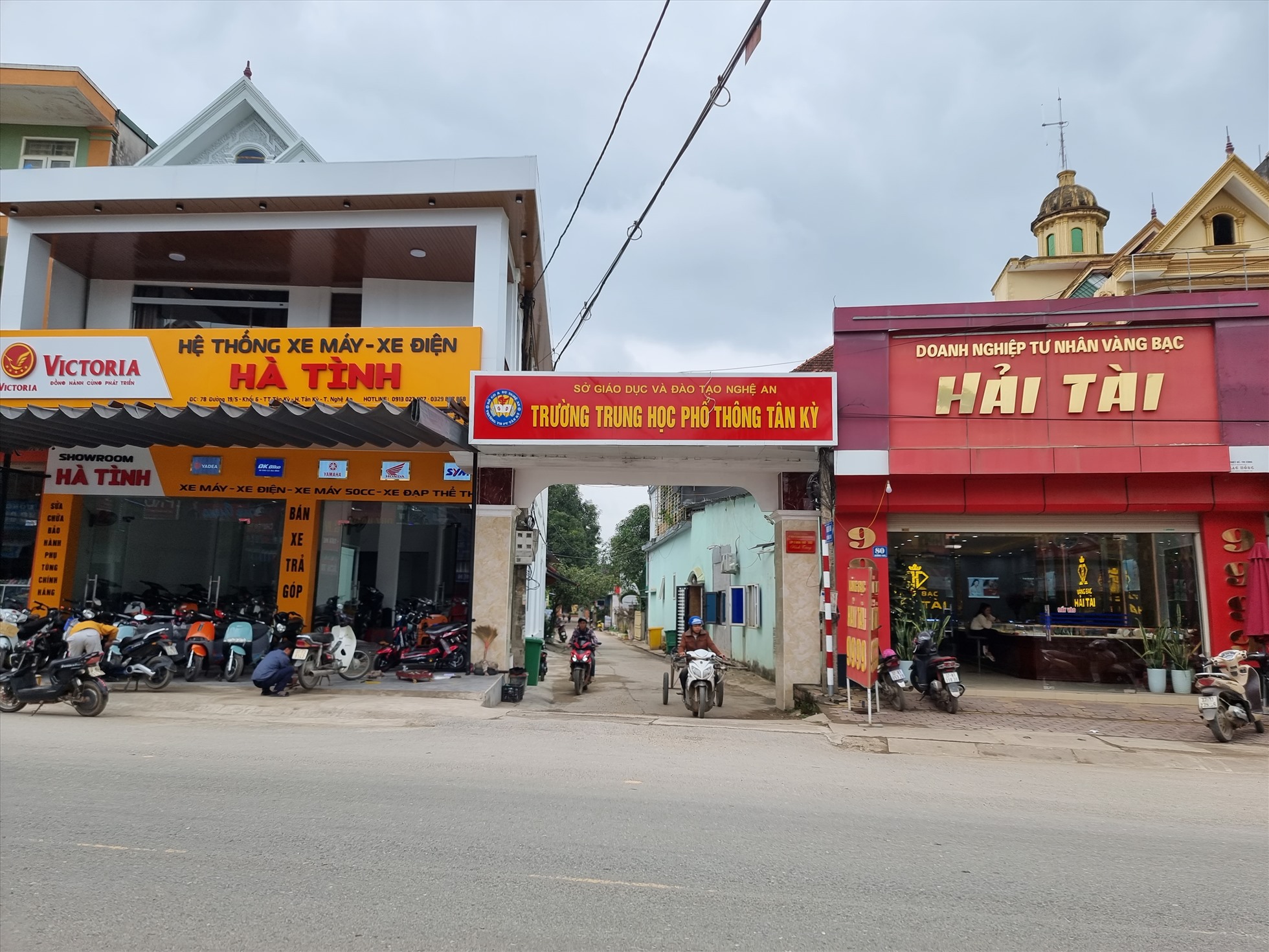 Học sinh trường THPT Tân Kỳ được quán triệt không được mua hàng ở khu vực đường Nguyễn Xuân Ôn. Ảnh: Quang Đại