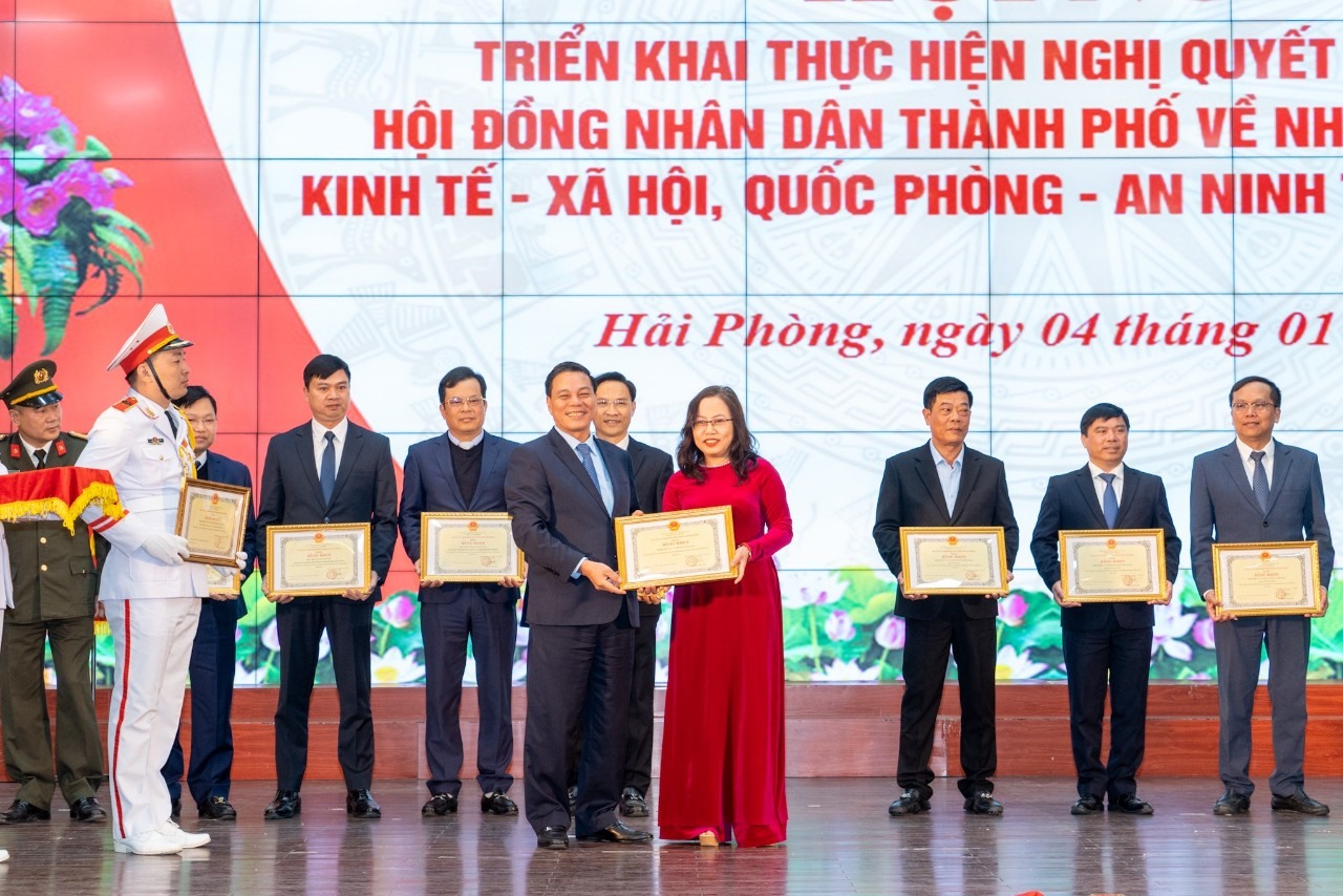 Chủ tịch UBND TP Hải Phòng Nguyễn Văn Tùng trao bằng khen cho các tập thể, cá nhân tiêu biểu. Ảnh: Đ.Thanh