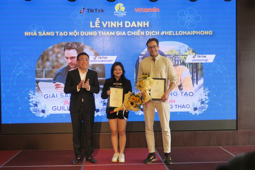 Ban Tổ chức trao giải Sáng tạo cho các tác giả trong chiến dịch “HelloHai Phong“. Ảnh: H.Nhung
