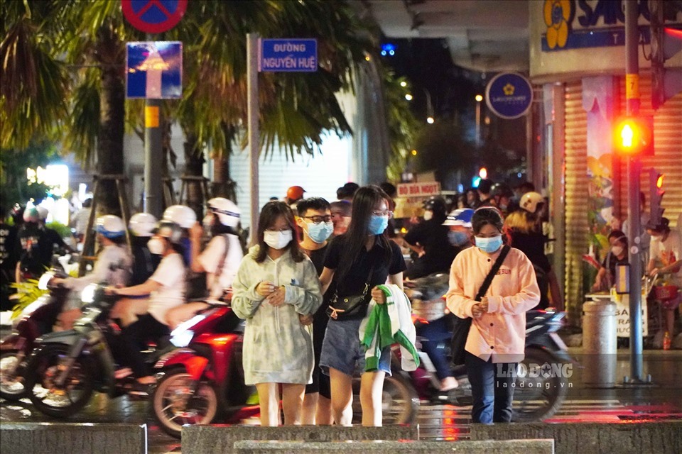 “Nếu đủ may mắn, bạn sẽ sang đường kịp khi đèn đỏ chưa chuyển xanh - bởi đôi khi người lái xe sẽ vít ga phóng đi khi chỉ còn 5 giây“, Suzanne nhận định. Ảnh: Thanh Chân