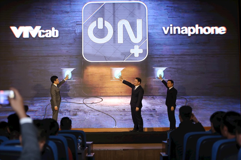 Lãnh đạo 3 doanh nghiệp: VNPT VinaPhone, VNPT Media và VTVCab thực hiện nghi thức ra mắt dịch vụ ON plus. Ảnh: VNPT
