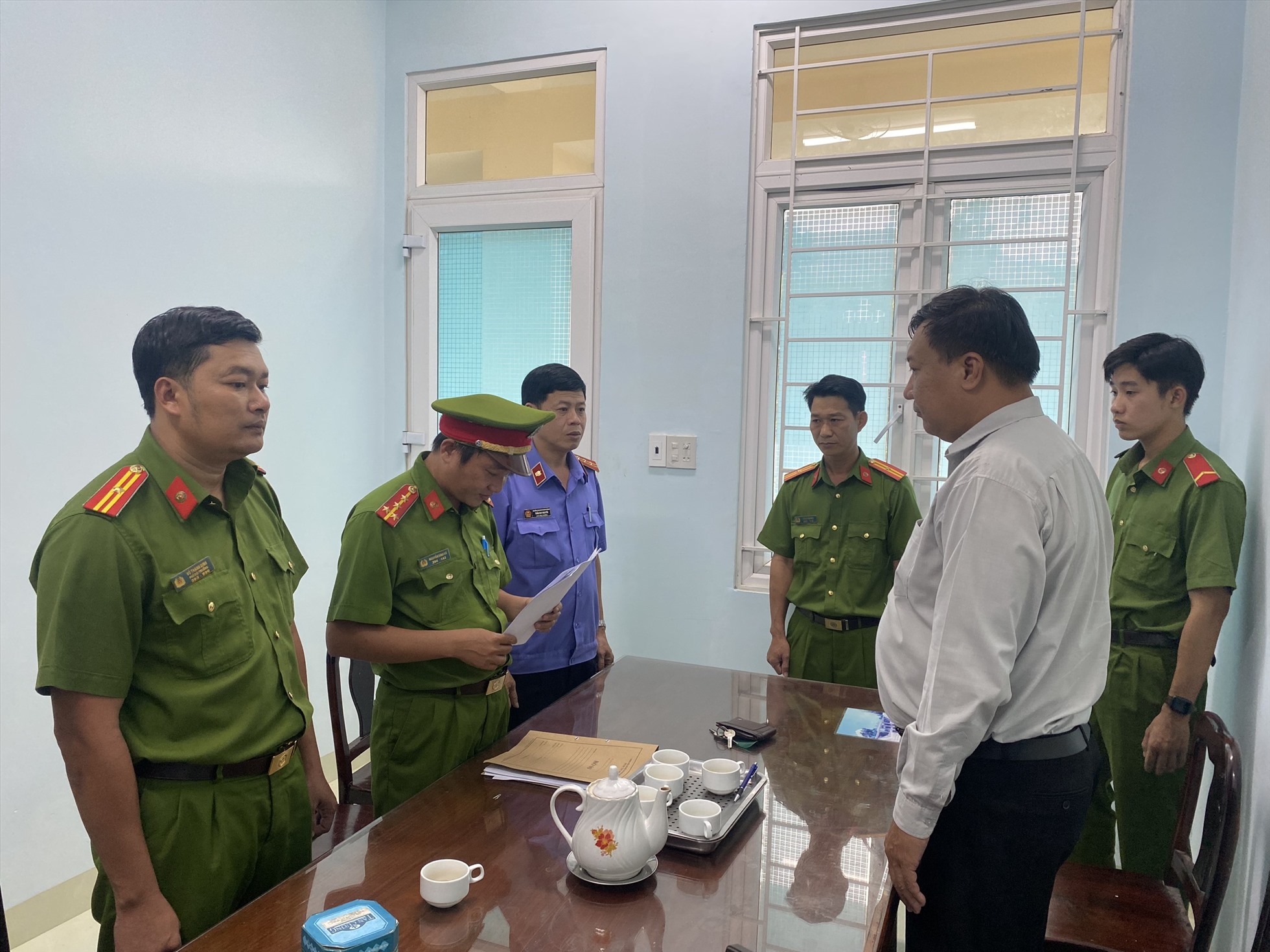 Tống đạt quyết định bắt bị can Nguyễn Anh Phong. Ảnh: Nhân Khoa/VKSND