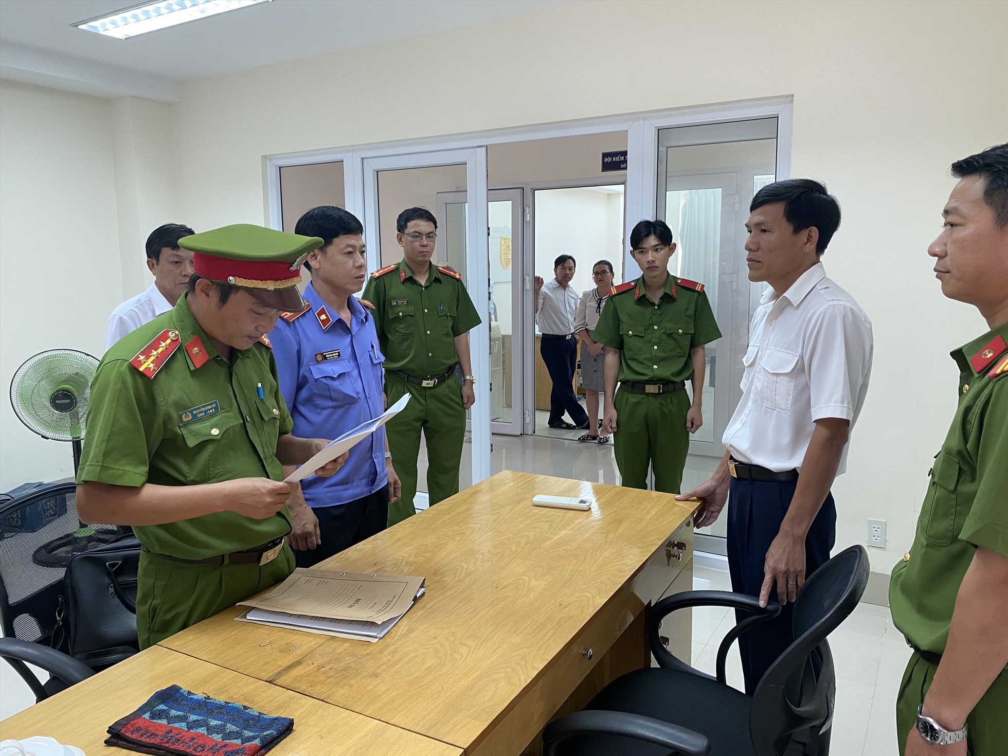 Công an đọc lệnh bắt bị can Phạm Phú Tưởng. Ảnh: Nhân Khoa/VKSND