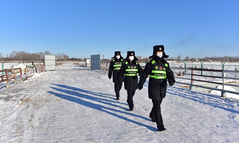 Lối đi mới mở trên sông Hắc Long Giang đóng băng ở biên giới Trung Quốc - Nga Ảnh: Trạm kiểm soát xuất nhập cảnh La Bắc
