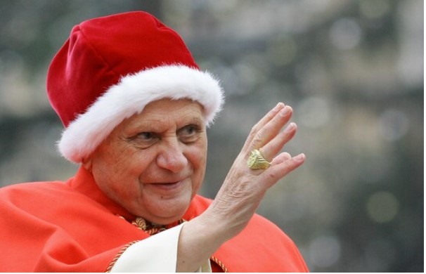Giáo hoàng Benedict XVI đội camauro tháng 12.2005. Ảnh: AFP