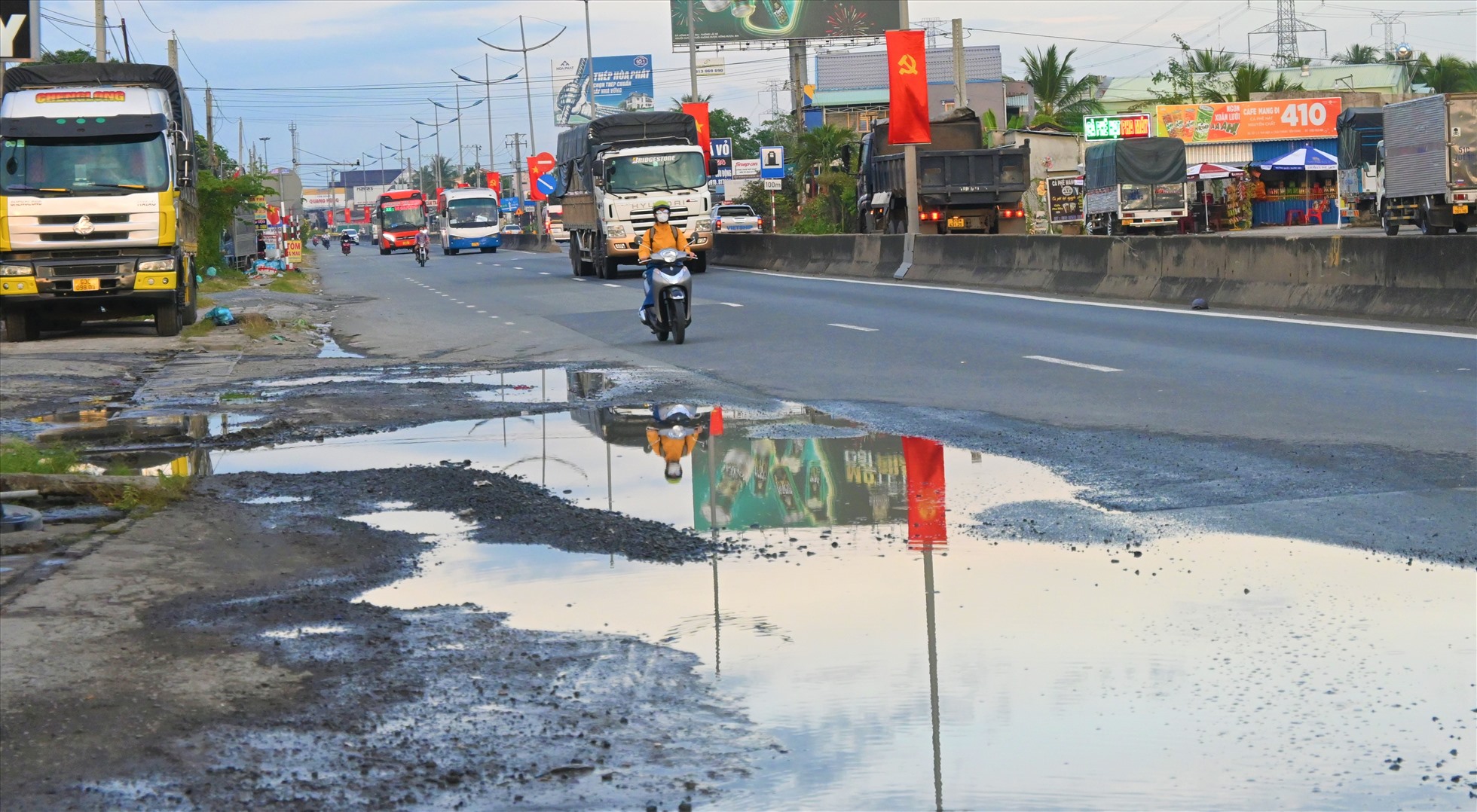 Nước ứ đọng vừa mất vệ sinh và tiềm ẩn về an toàn giao thông trên tuyến đường dẫn vào cao tốc.