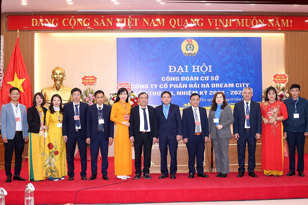 Lãnh đạo Liên đoàn Lao động thành phố Việt Trì, lãnh đạo công ty và các đại biểu chụp ảnh cùng Ban chấp hành khoá mới. Ảnh: Hoàng Tuấn