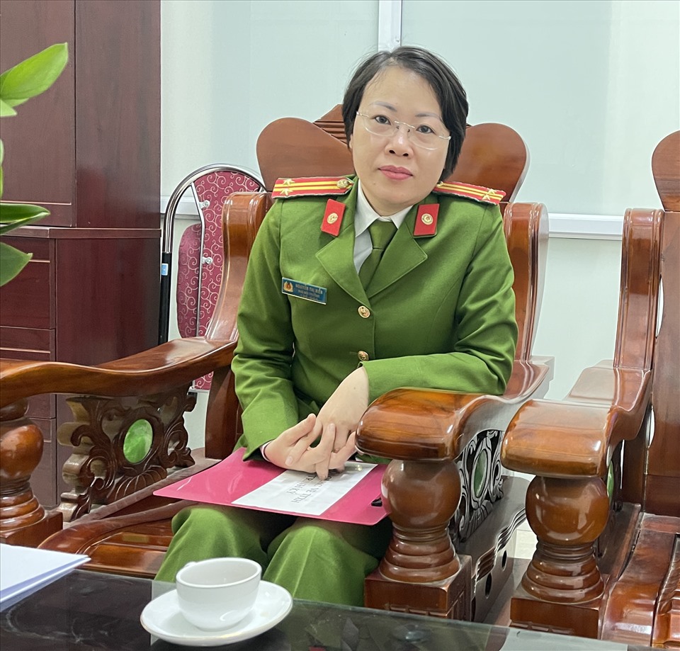 Trung tá Nguyễn Thị Hiền - Đội phó đội Cảnh sát quản lý hành chính về trật tự xã hội Công an huyện Hoài Đức trao đổi thông tin với phóng viên Báo Lao Động. Ảnh: Hà Anh
