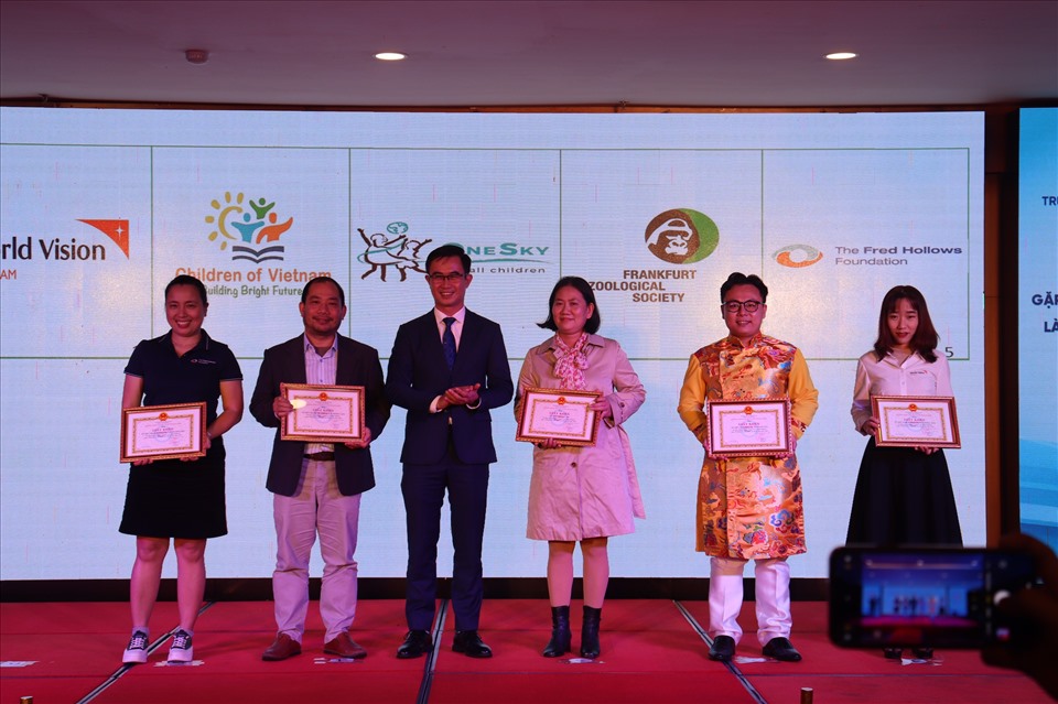 Trung tâm Phục vụ Đối ngoại Đà Nẵng (SCEDFA) tổ chức khen thưởng cho các cá nhân, tổ chức có thành tích xuất sắc. Ảnh: Nguyễn Linh